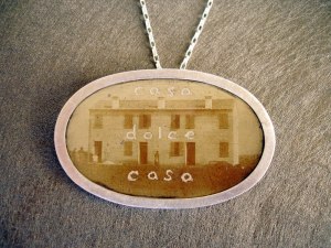 muirhead-casa-dolce-casa-spilla-pendente-argento-foto-resina-2014-muirhead